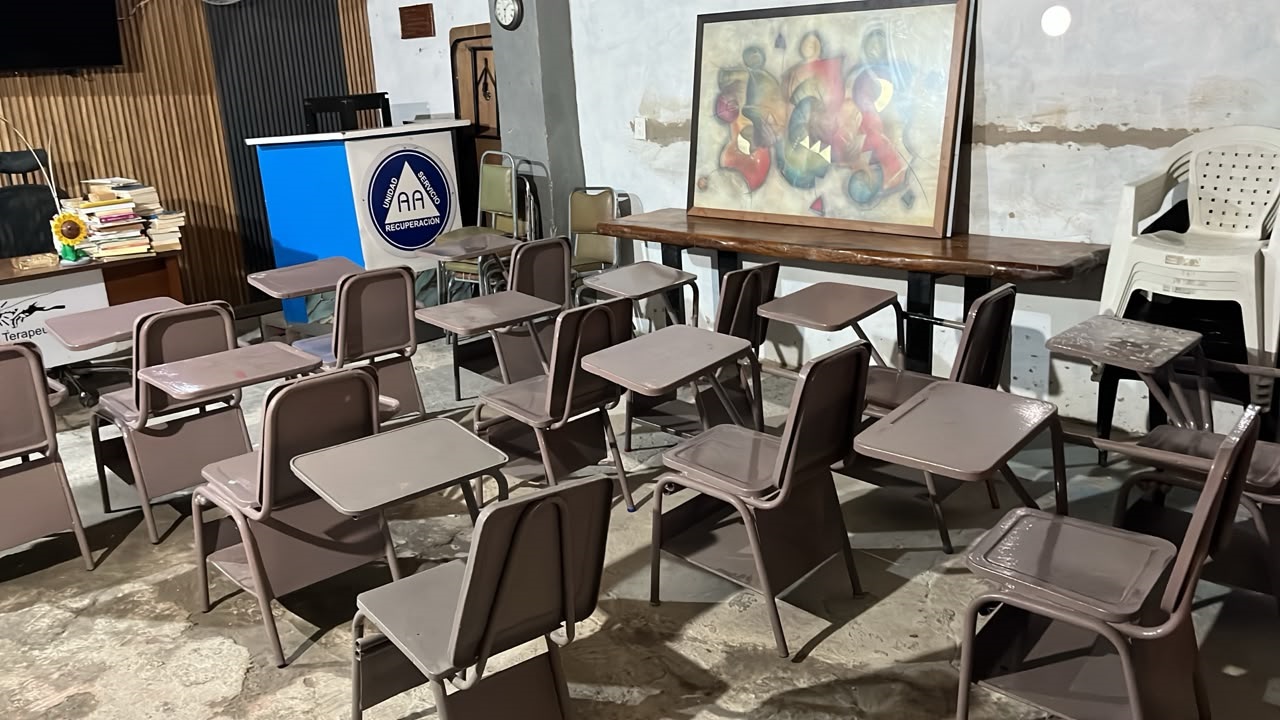 Sala preparada para sesiones grupales y talleres