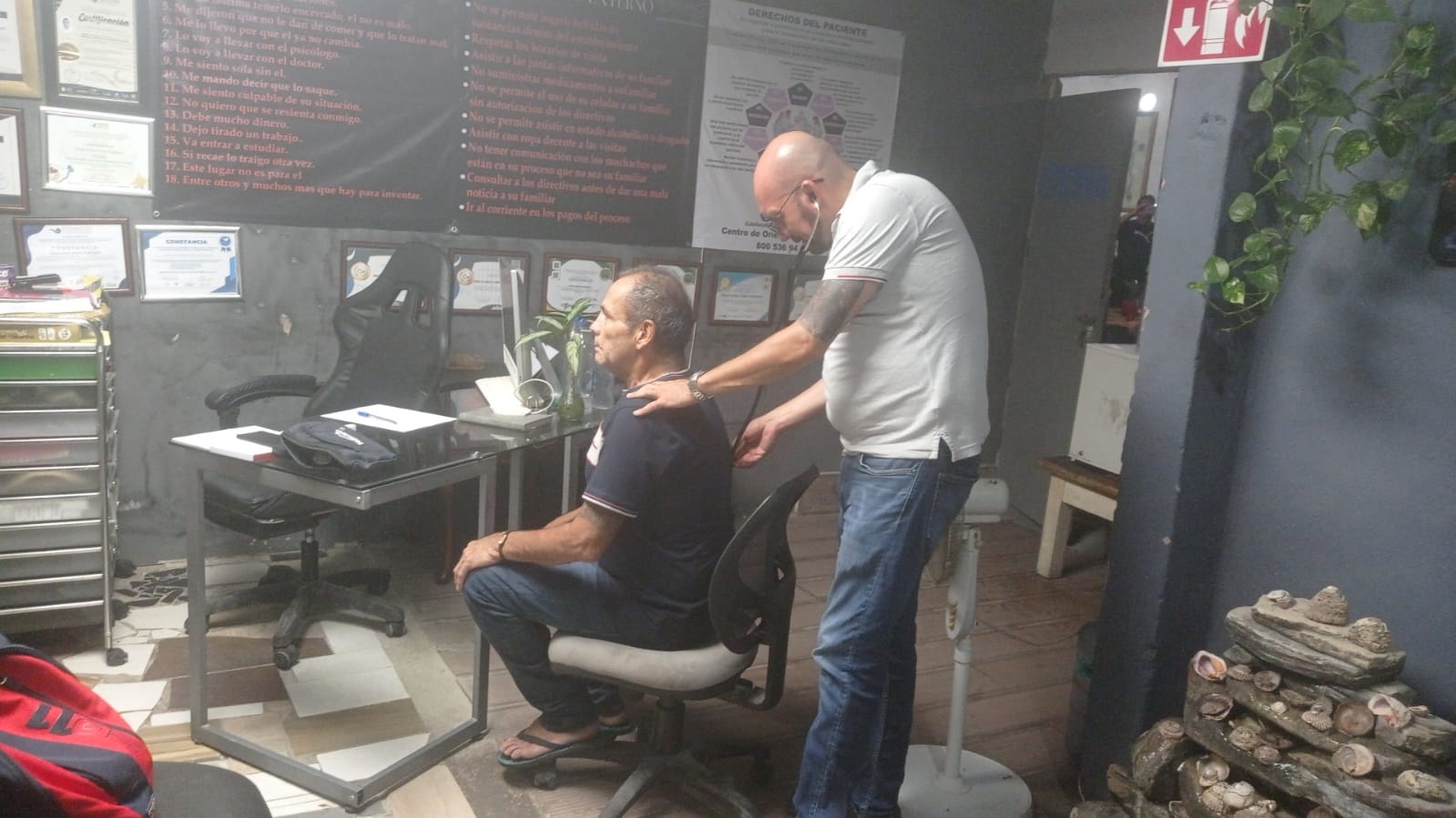 Profesional conversando con una persona durante una sesión terapéutica